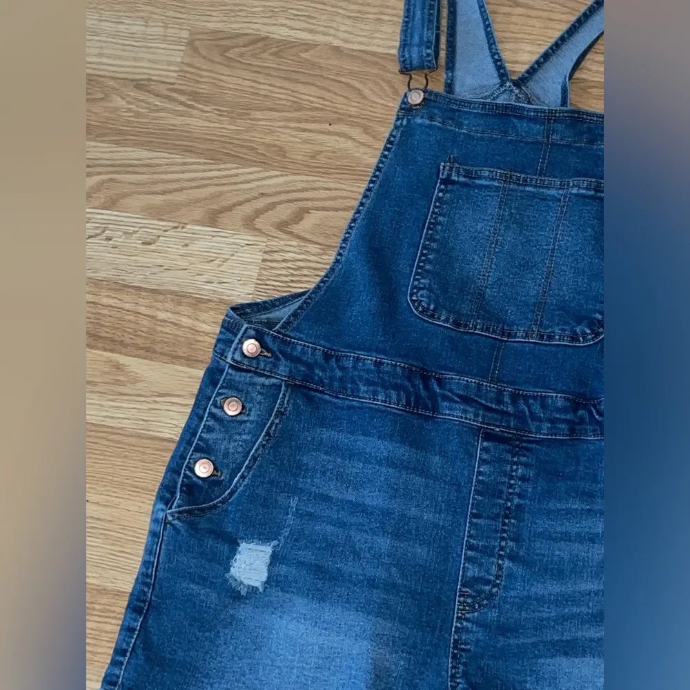 No Boundaries Women’s overalls size Large Distressed Blue Denim Relaxed frayed - Image 7