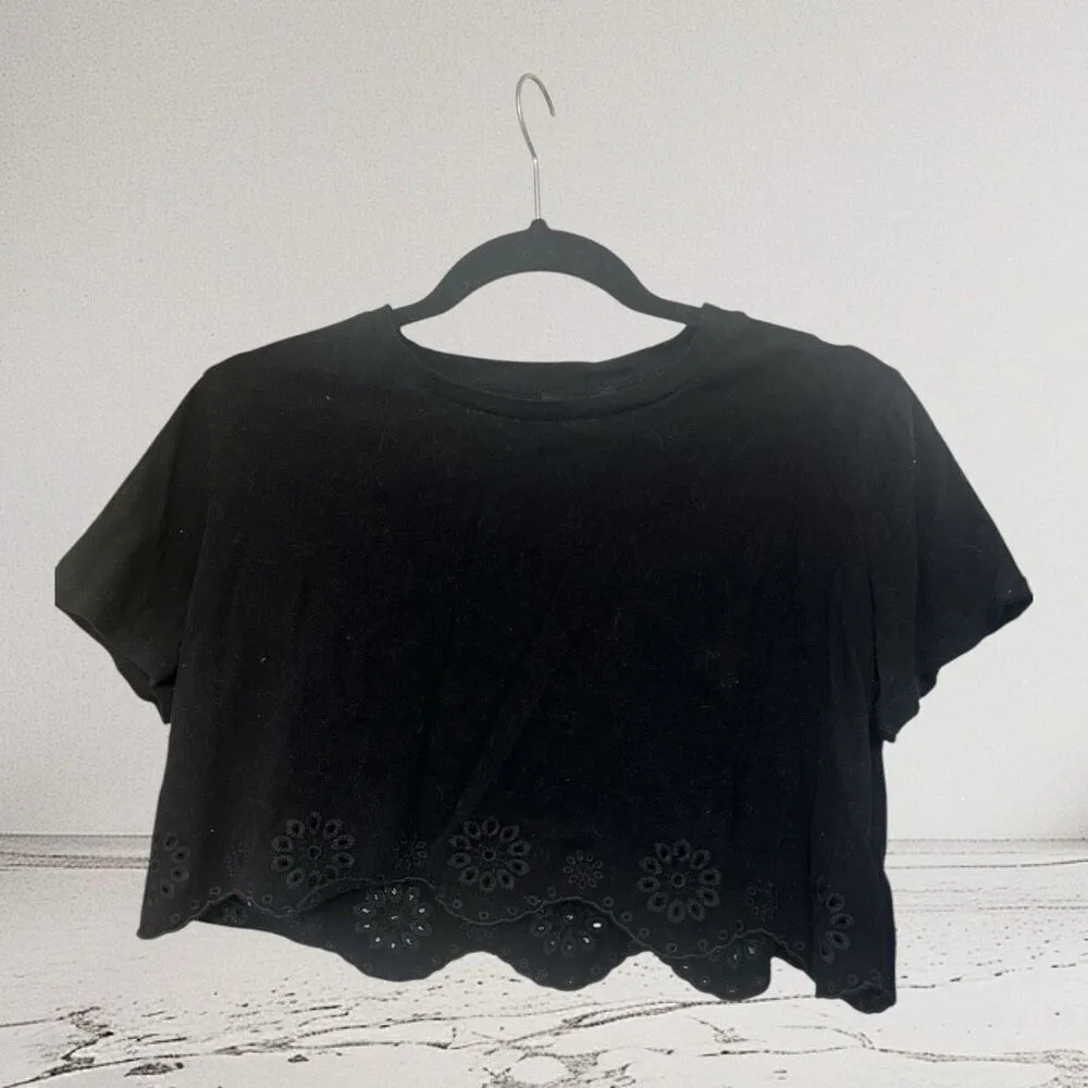 ✨Storia Crochet Floral Cropped Black Sz Large Top✨ - Image 3