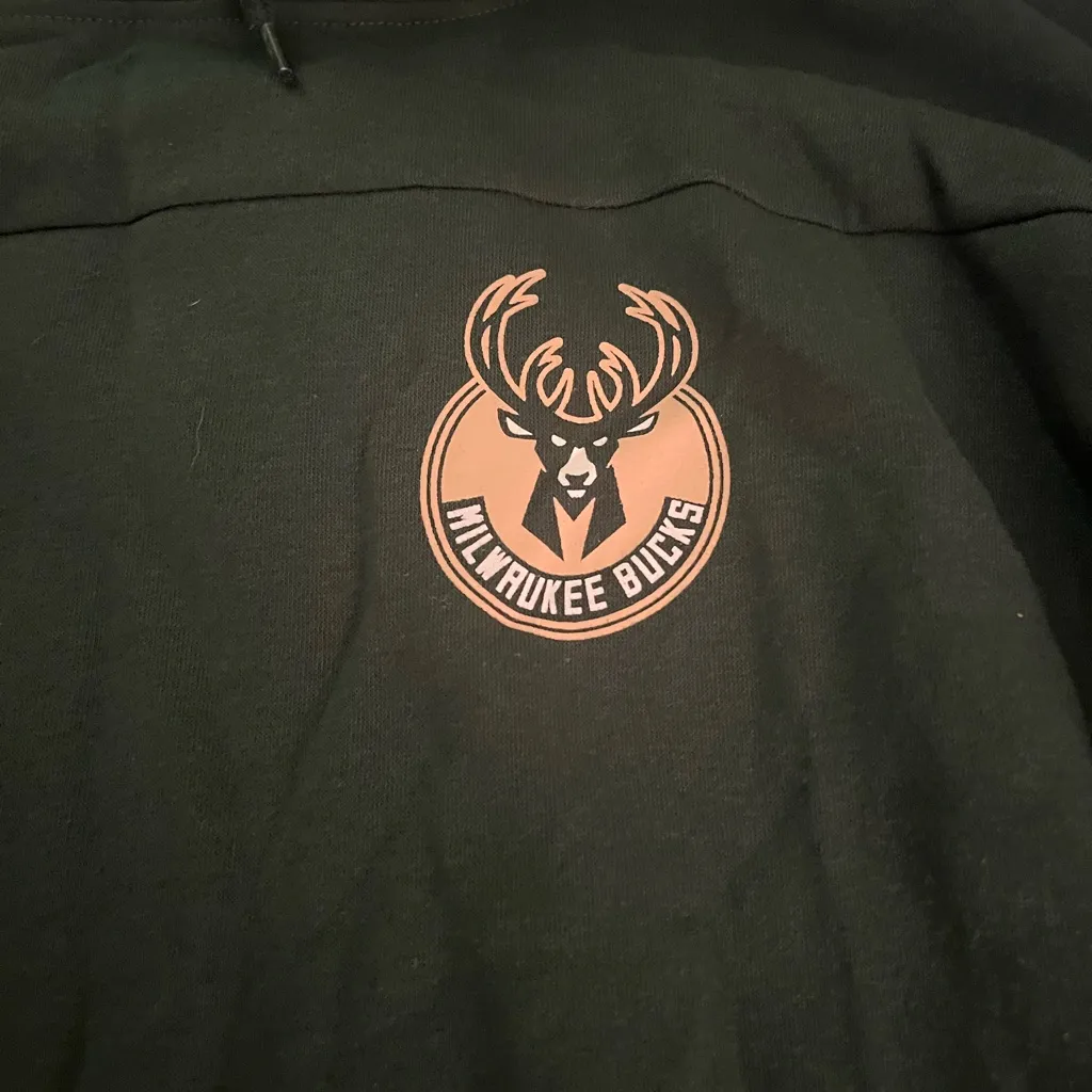 Milwaukee Bucks Ultra Super Soft Women’s sweatshirt NWT Size Large - Image 2