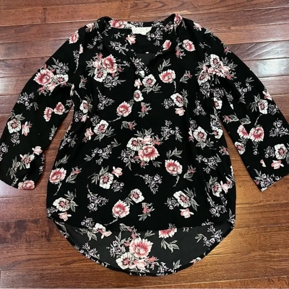 black floral vneck top size medium - Image 2