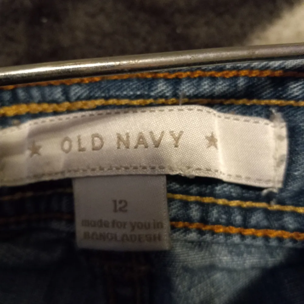 Old Navy 12 Retro 4-Pocket Jeans Shorts - Image 3