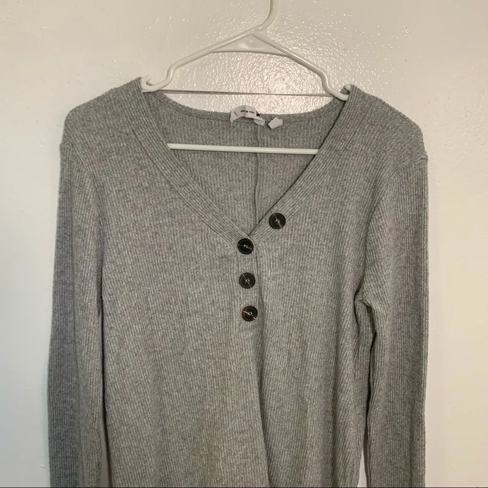 Cable & Gauge V-Neck Pullover Sweater Gray Ribbed - Image 3