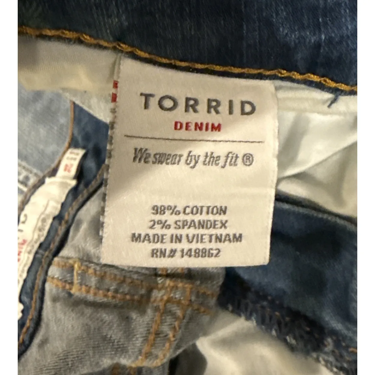 Torrid Size 24 Denim Blue Jean Shorts Stretch Pockets Cuffed Hem Preppy Comfort - Image 4