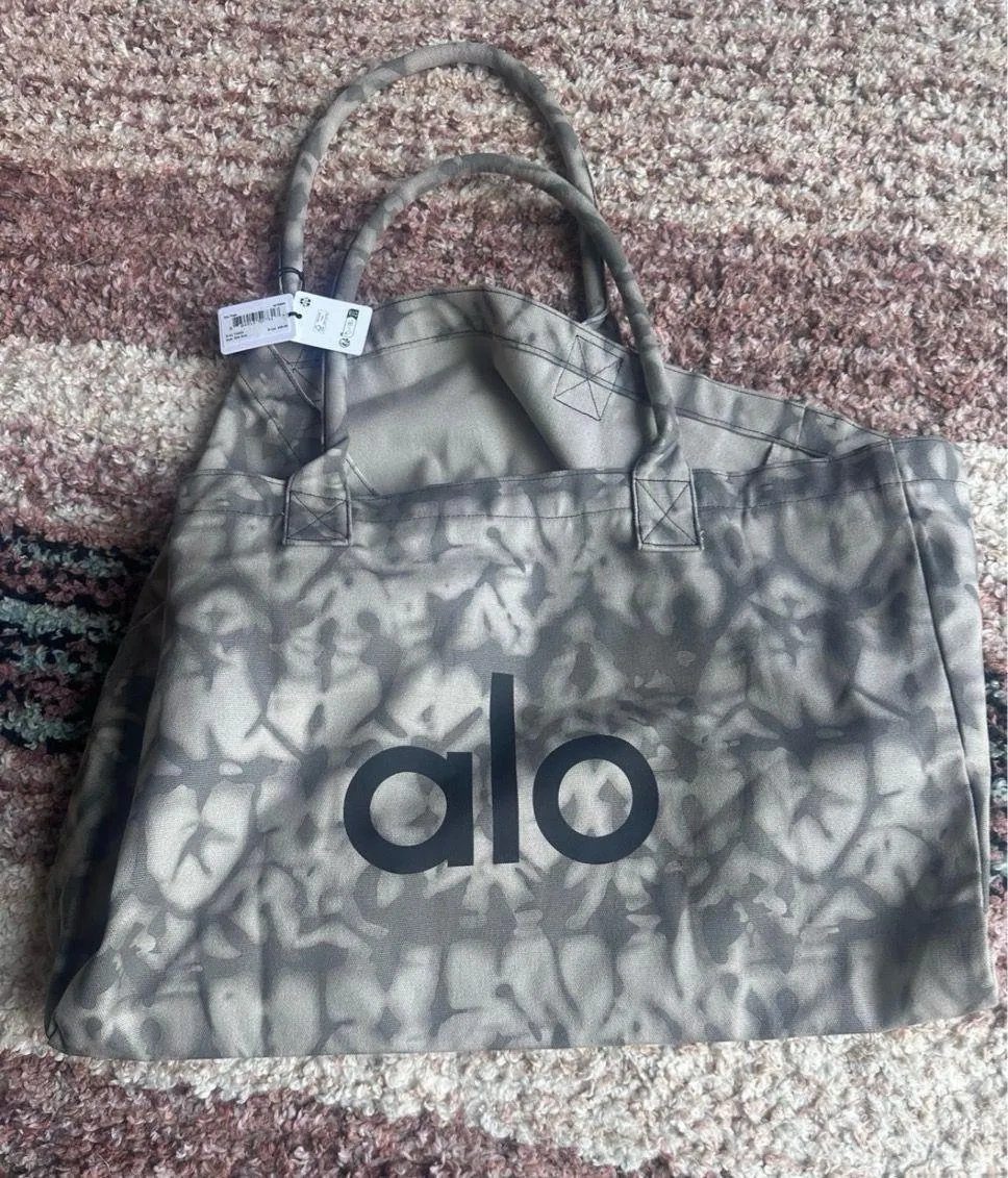 Alo Yoga Grey Tie Dye Tote - NEW with tags - Image 4