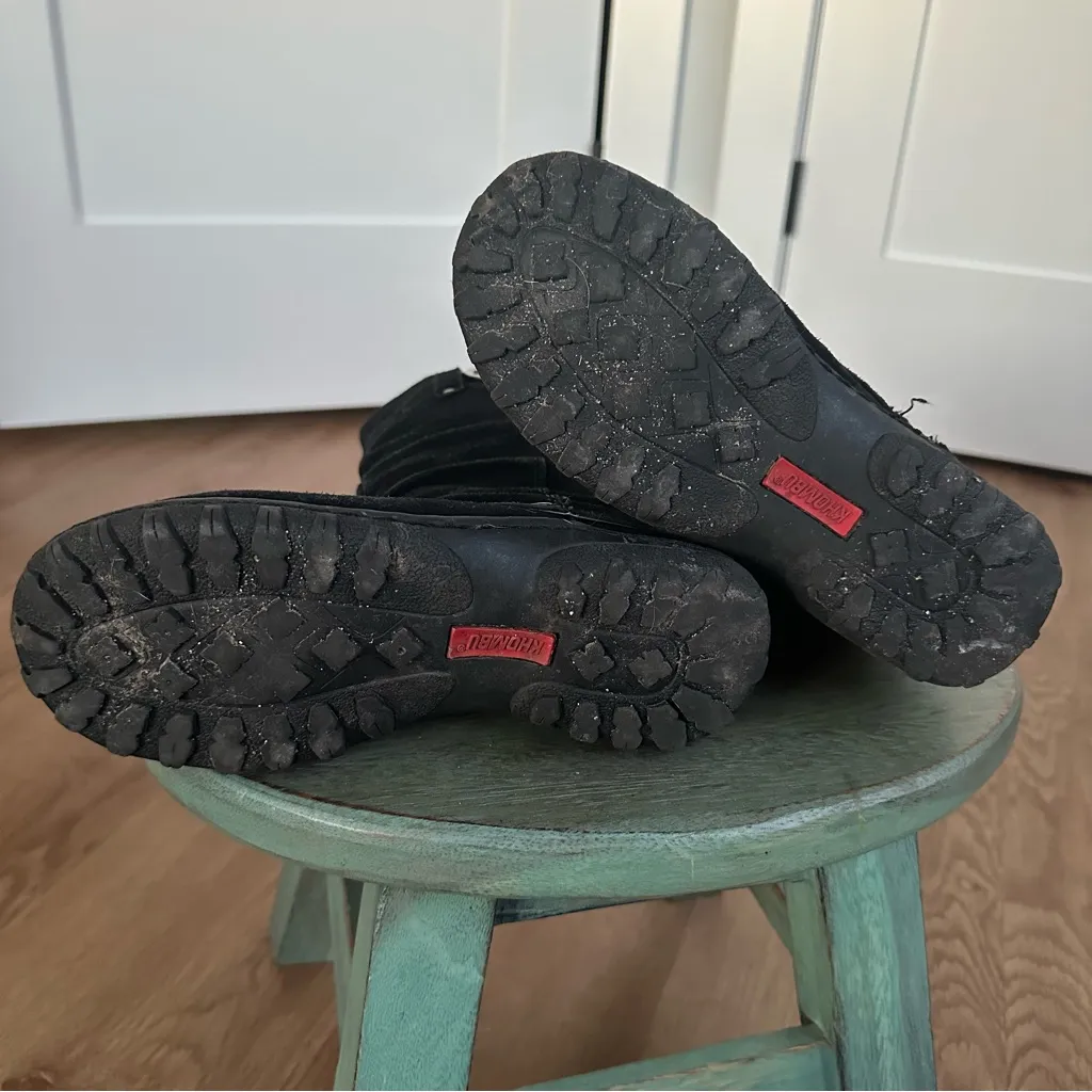 Khombu Black Suede Leather Winter Snow Boots Size 6M Vintage Y2K Style buckle - Image 4