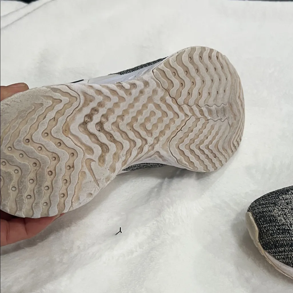 Nike Women's Sneakers in Black and White - Image 5