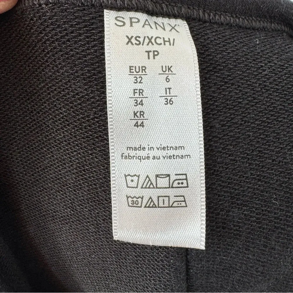 Spanx Perfect Length Loose Fitting Basic Black Minimalist‎ Pullover Top size XS - Image 4