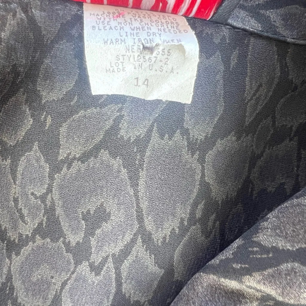 Elegant Black and Cream Button - Image 3