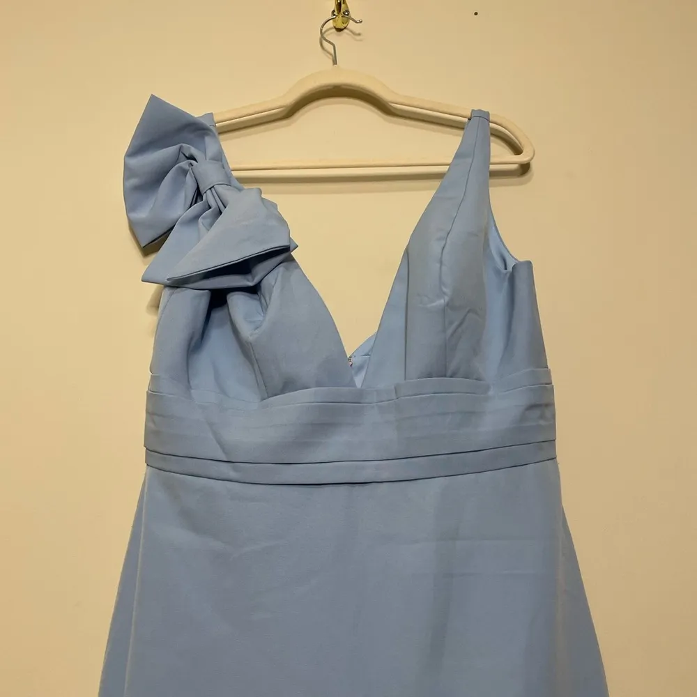 Mac Duggal Blue Sleeveless V Neck Bow Detail Mermaid Gown - Image 6