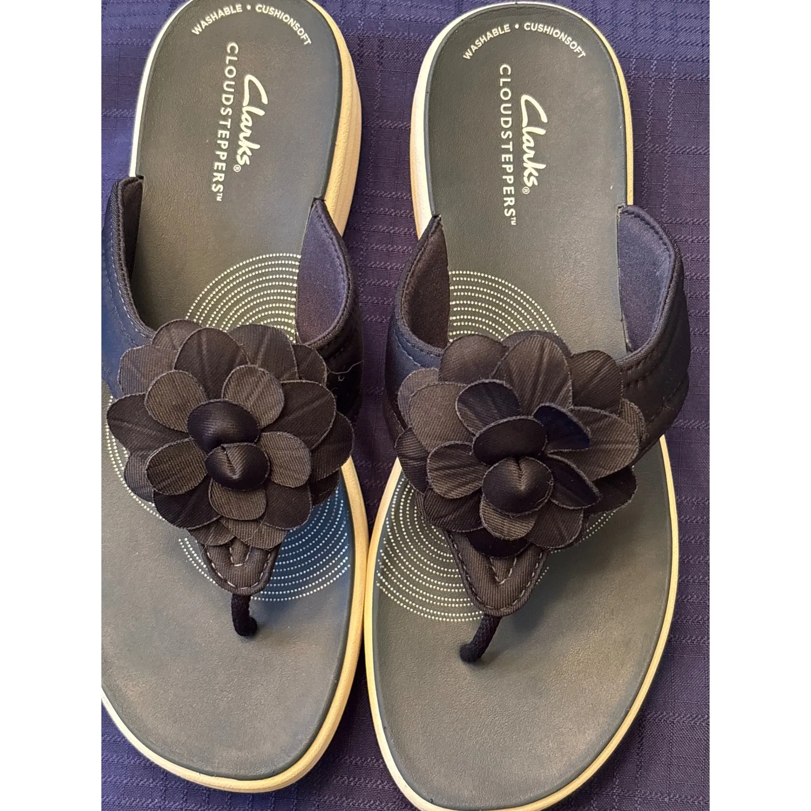 Clarks Cloudsteppers Women's US 8 Navy Blue Thong Flower Accent Sandals comfort‎ - Image 2
