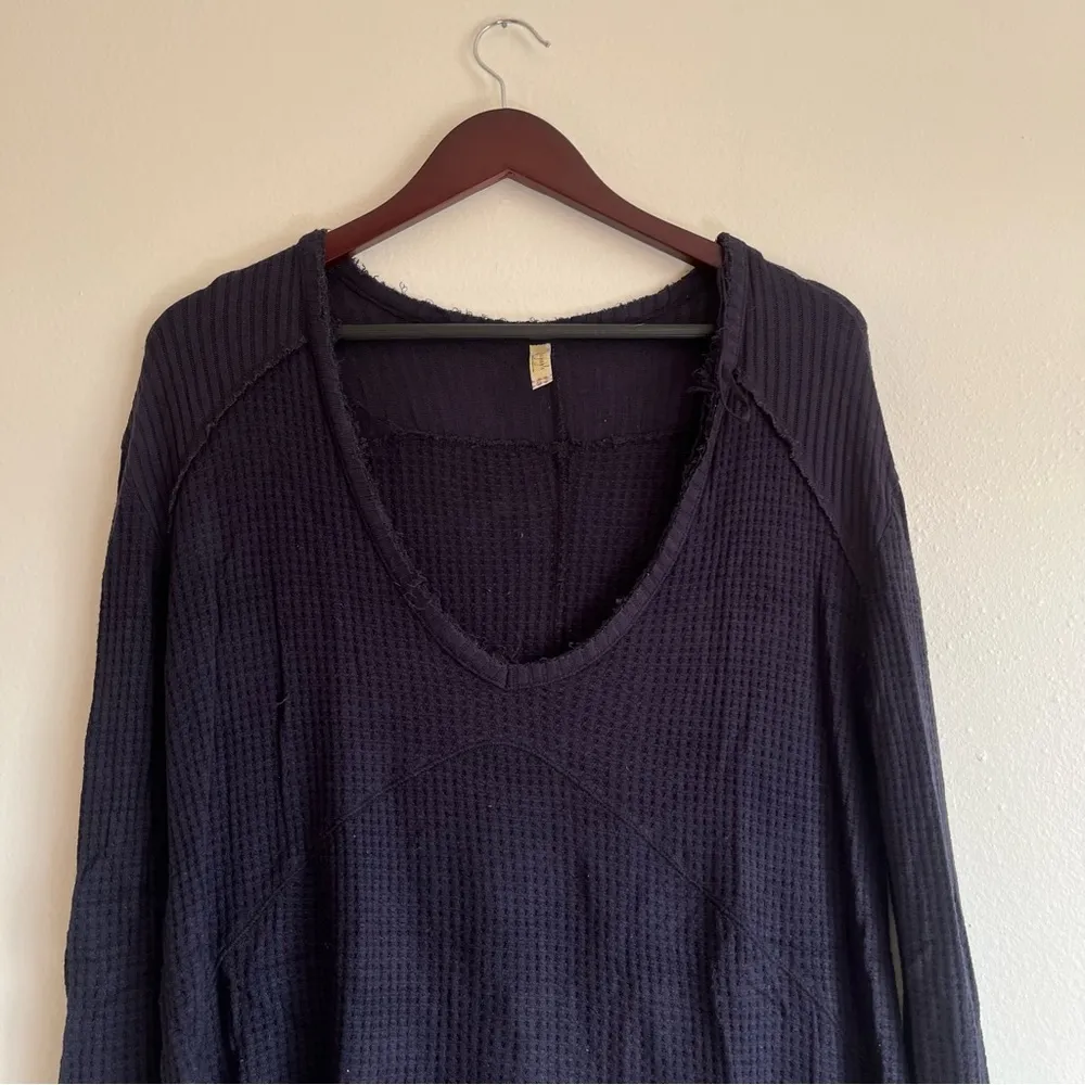 Free People Waffle Knit V-neck Distressed Sweater in Navy XS - Oversized - Image 2