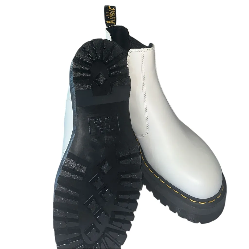 NEW DR. Martens 2976 Smooth Leather Platform Chelsea Boots - Image 14