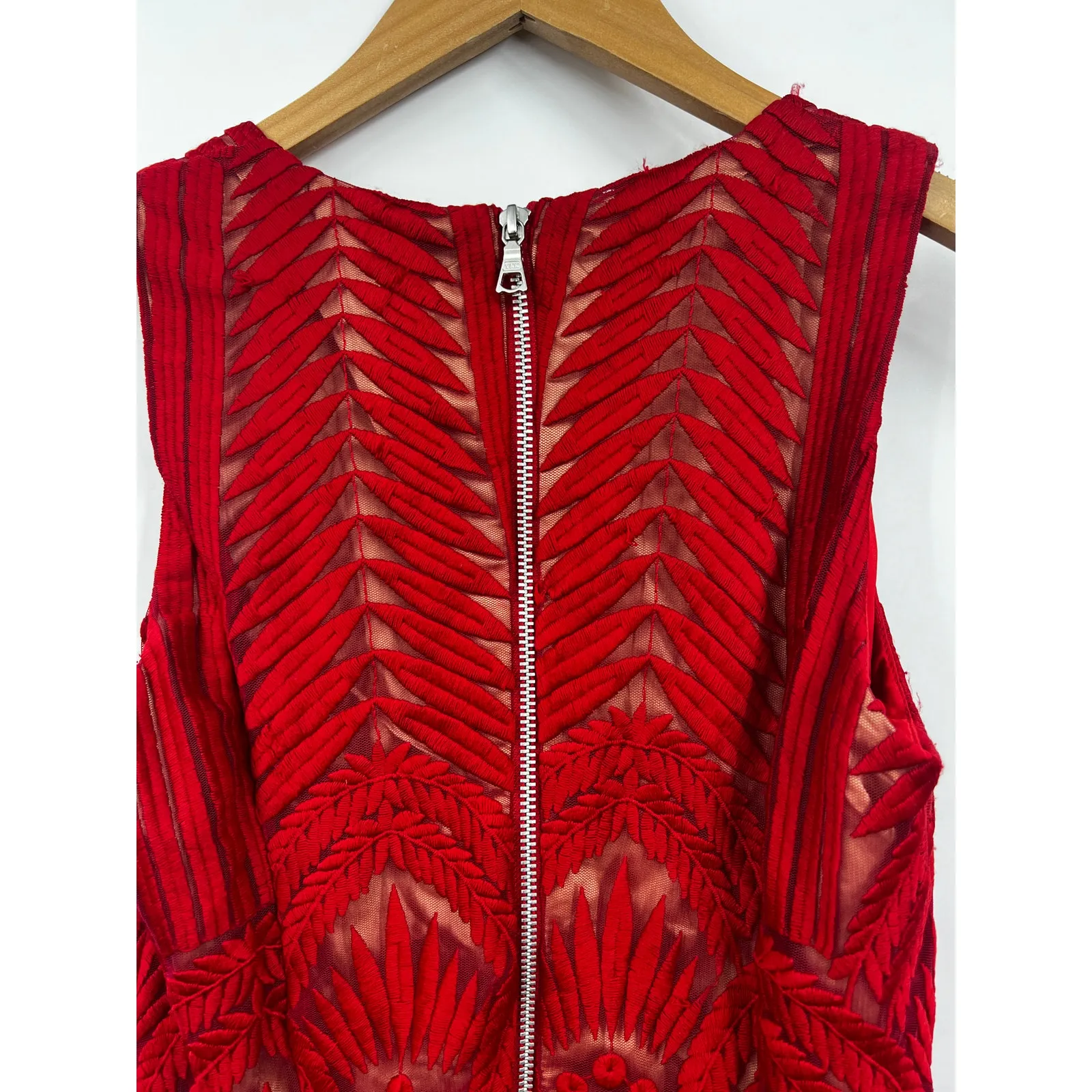 Bardot Embroidered Lace Mesh Lipstick Red Sleeveless‎ V-Neck Cocktail Dress 6 - Image 9