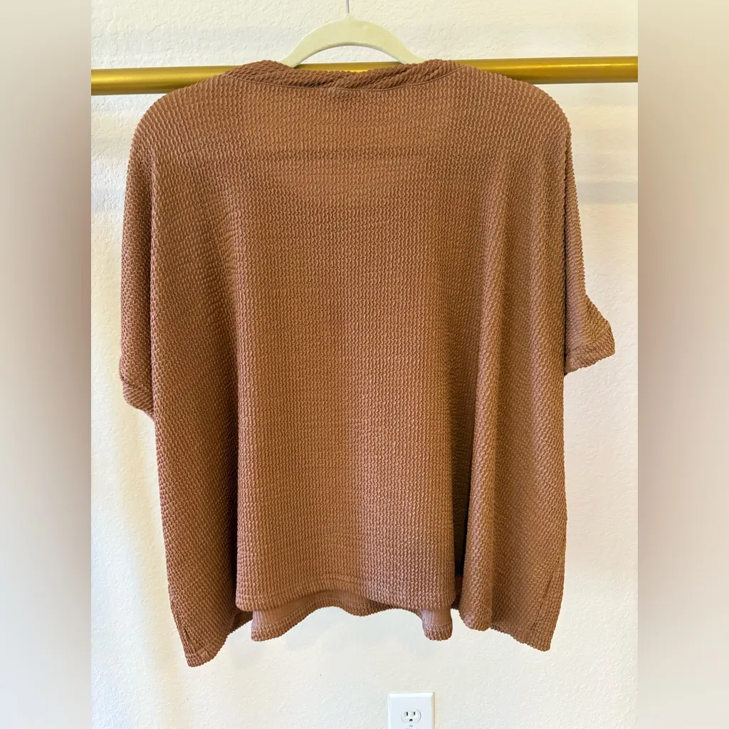 Entro Women’s camel tan brown short sleeve plisse crinkle shirt M/L - Image 4