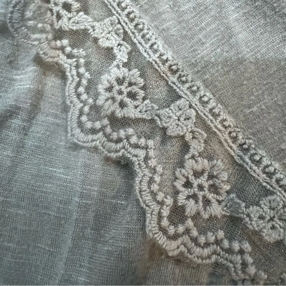 Francesca’s long sleeve olive green lace lined top size medium - Image 4