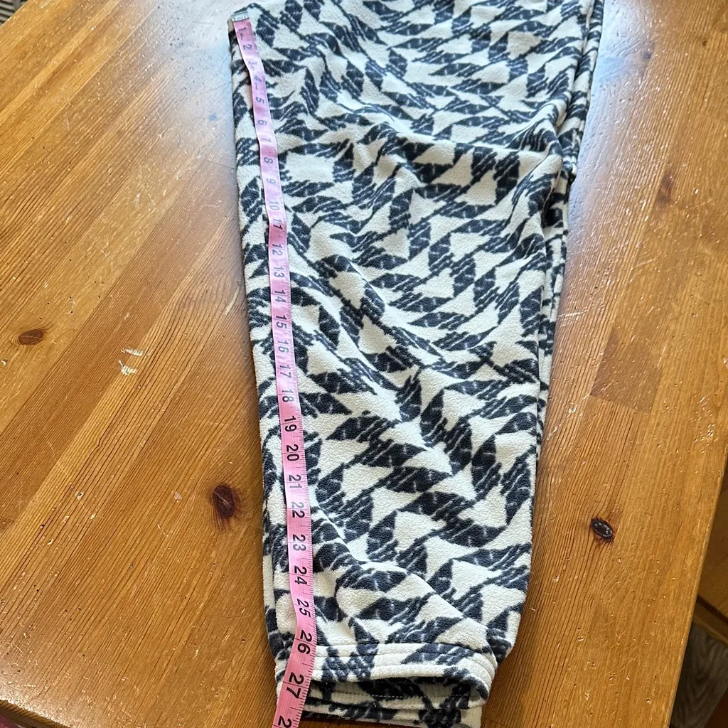 Patagonia  Women's Navy and Cream Patterned Joggers - Image 9