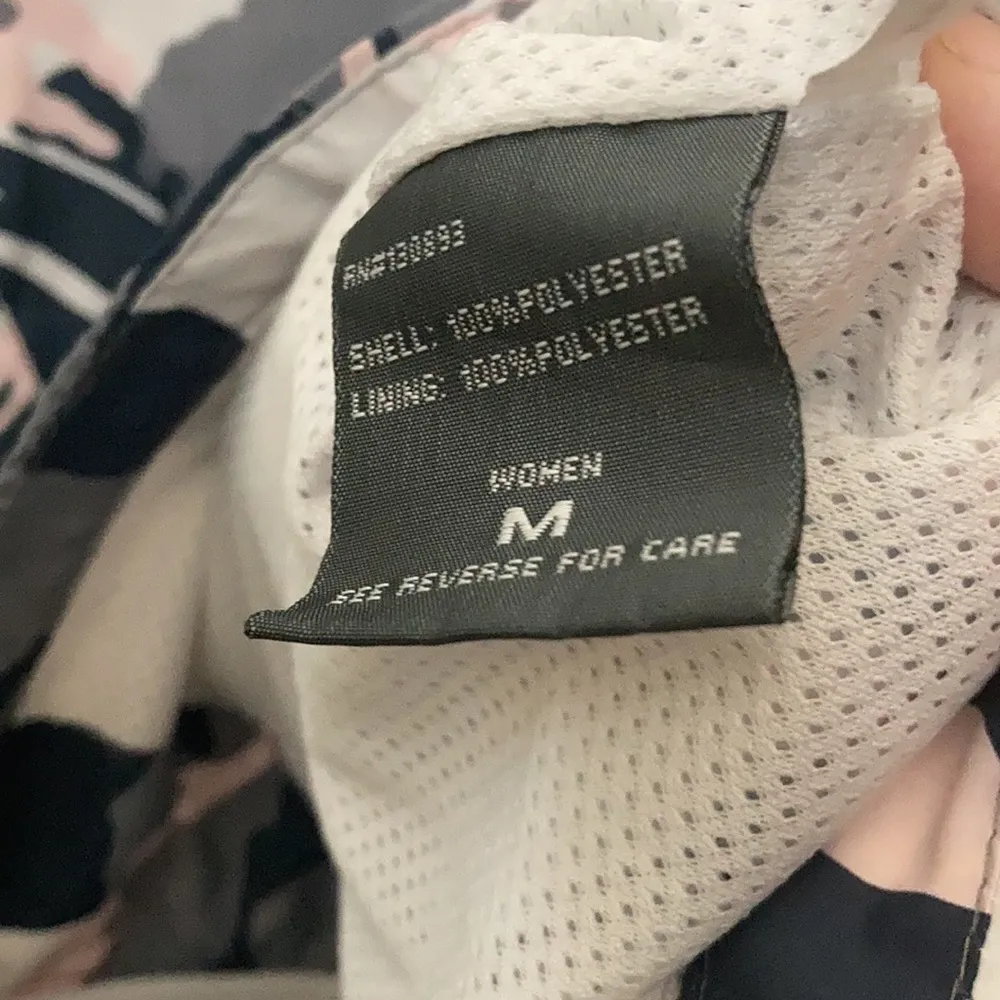 FINAL MARKDOWN Ladies new balance windbreaker medium - Image 5