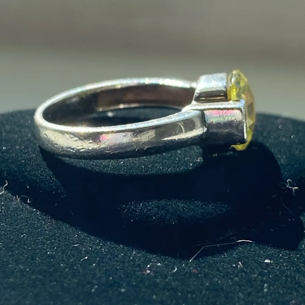 Yellow stone with rhinestones on each side Silver - Image 6