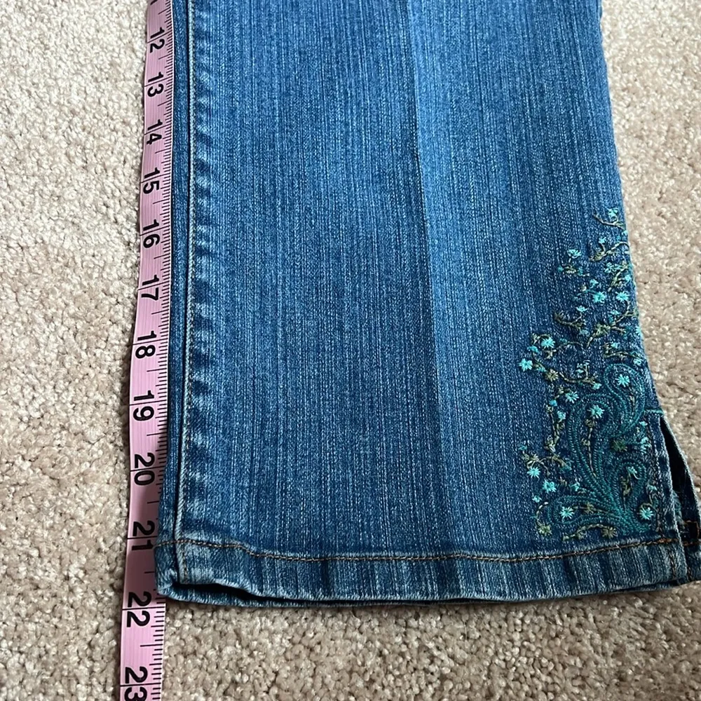 Gloria Vanderbilt Embroidered Capris With Light Blue sash   Size 10 - Image 4