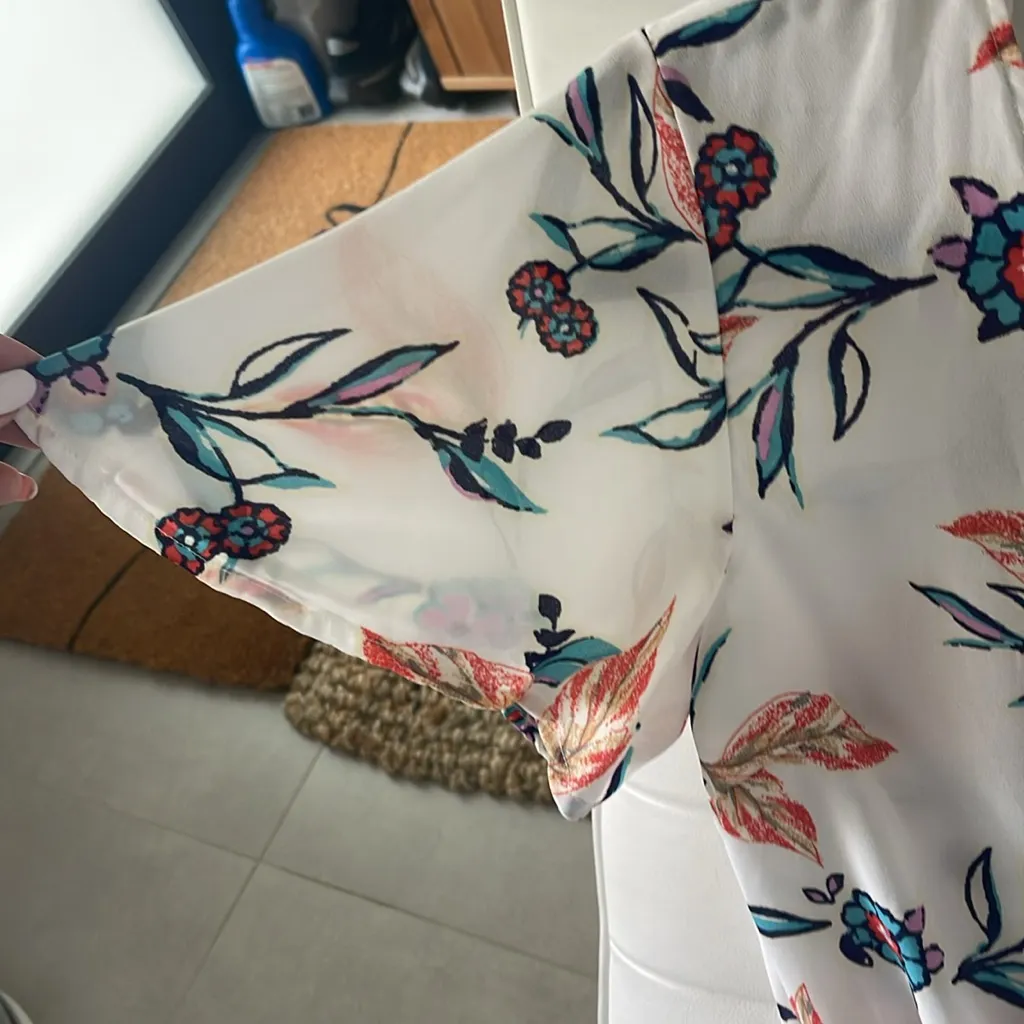 Women size small white Flower top open v neck sheer material wrap to side strap - Image 5