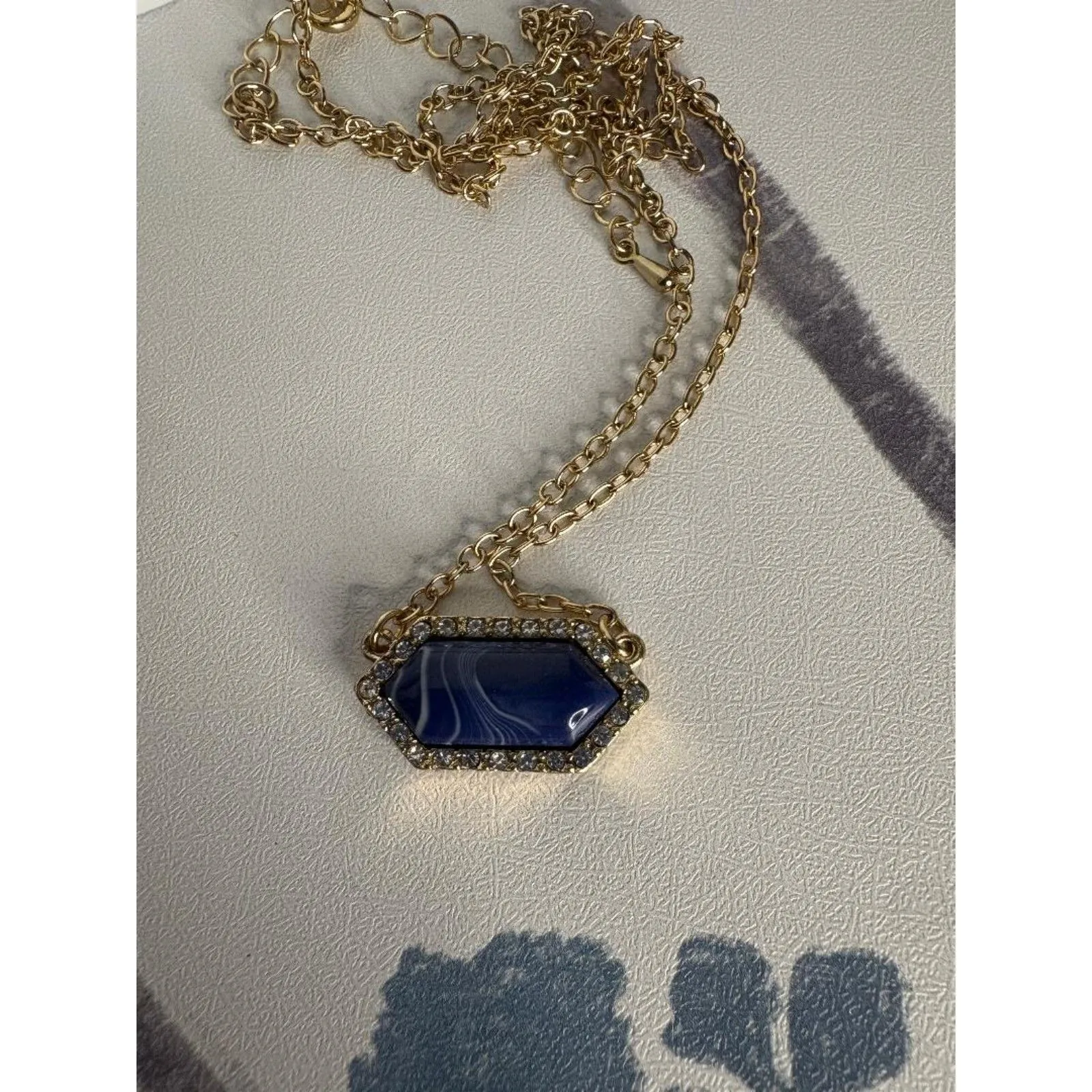 Stunning Avenue Marbled Blue Rhinestone Pendant Necklace NWT Gold - Image 7
