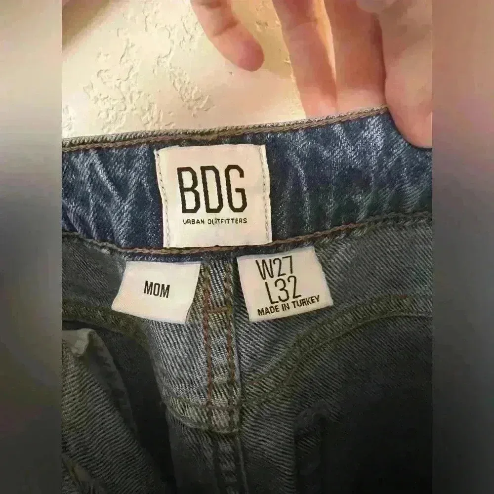 BDG Urban Outfitters Mom Jeans High-Waist Fitted  Light Wash Blue Size 27 - Image 4