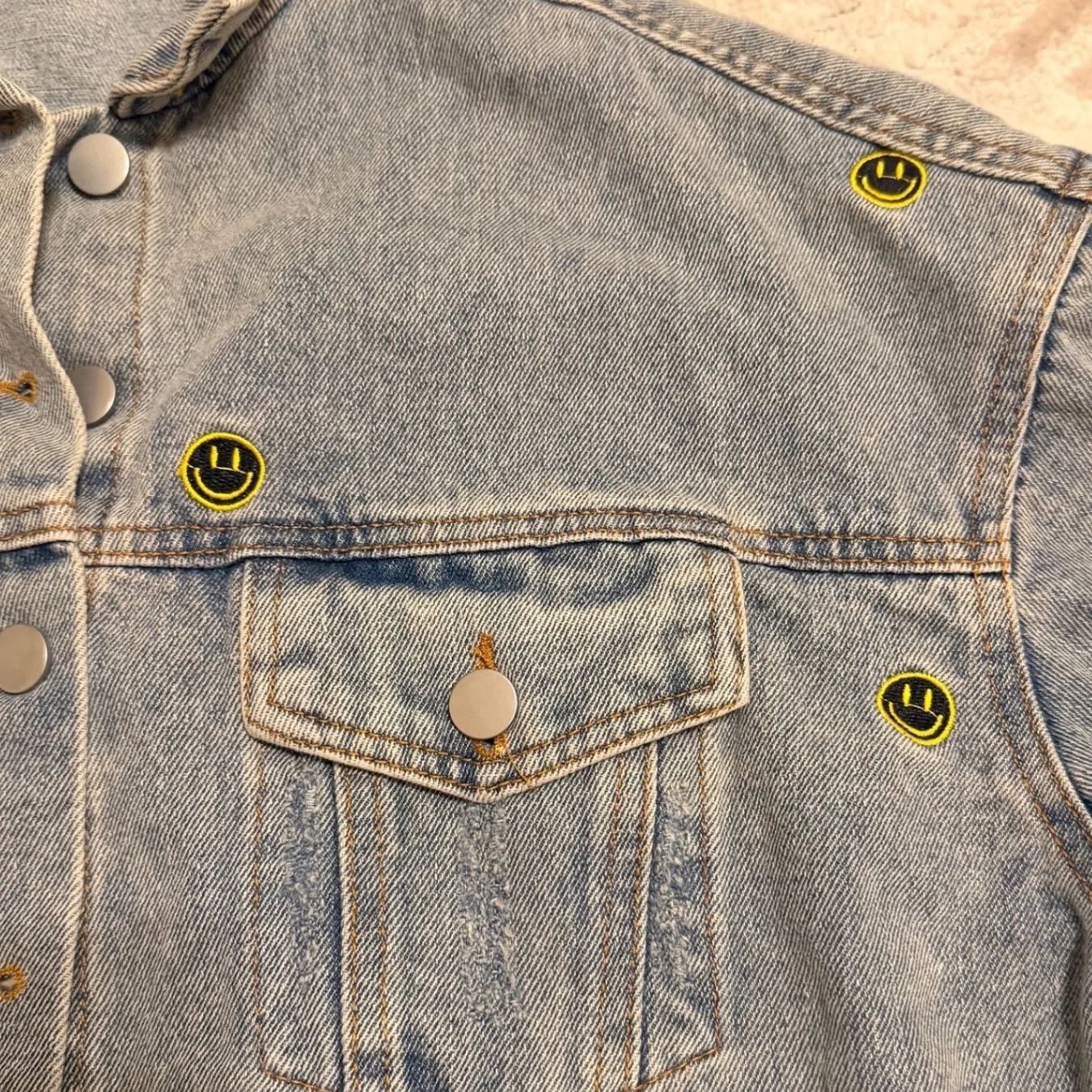 Cloud Ten Women's Size M Smiley Face Patch Cropped Denim Jean Jacket Grunge - Image 4