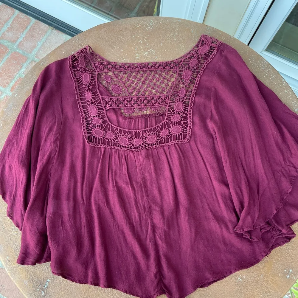 Beautiful flowy blouse 

The model is 5’7 and normally wears a size small - Image 4