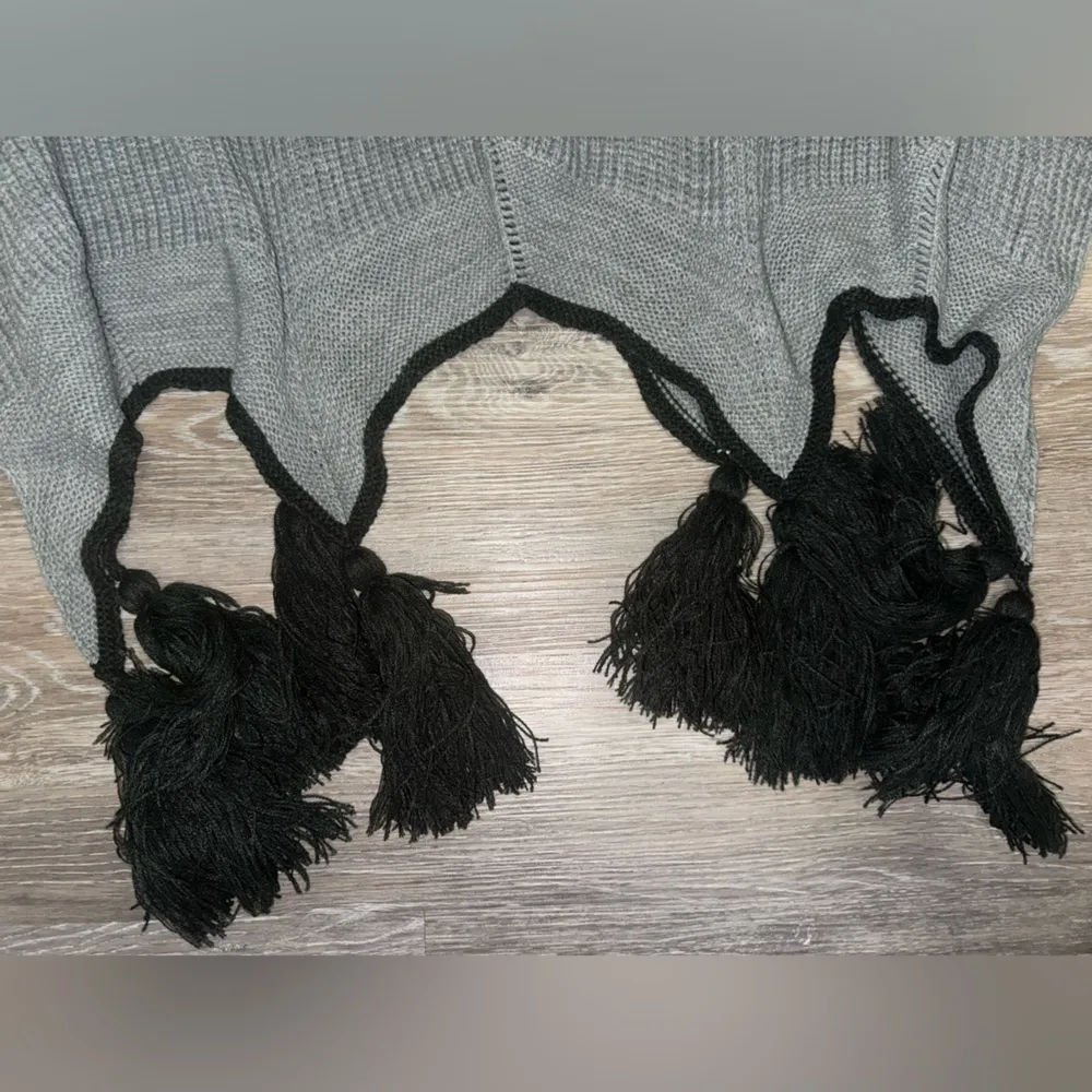 BNWT Vince Camuto Gray & Black Poncho - Image 5