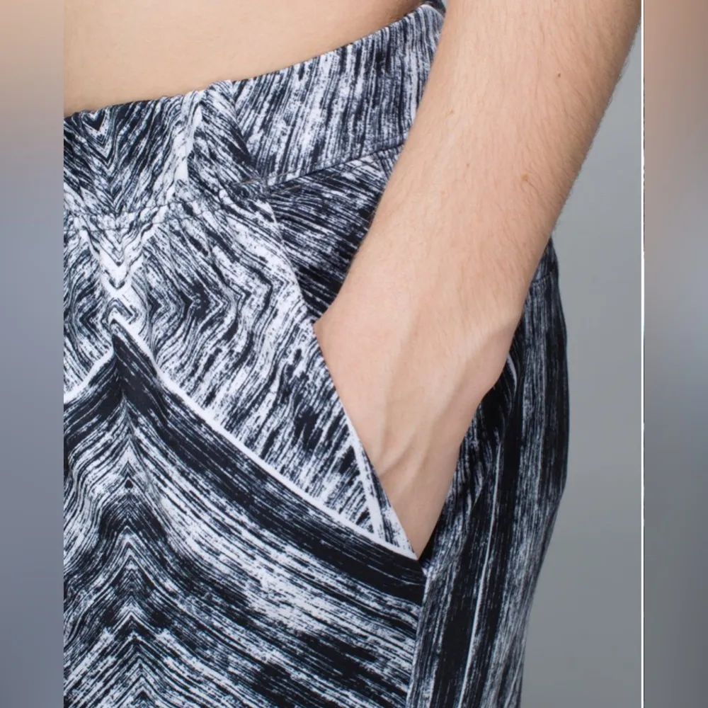 Lululemon Jet Crop Pants *Full On Luon in Heat Wave White and Black - Image 6