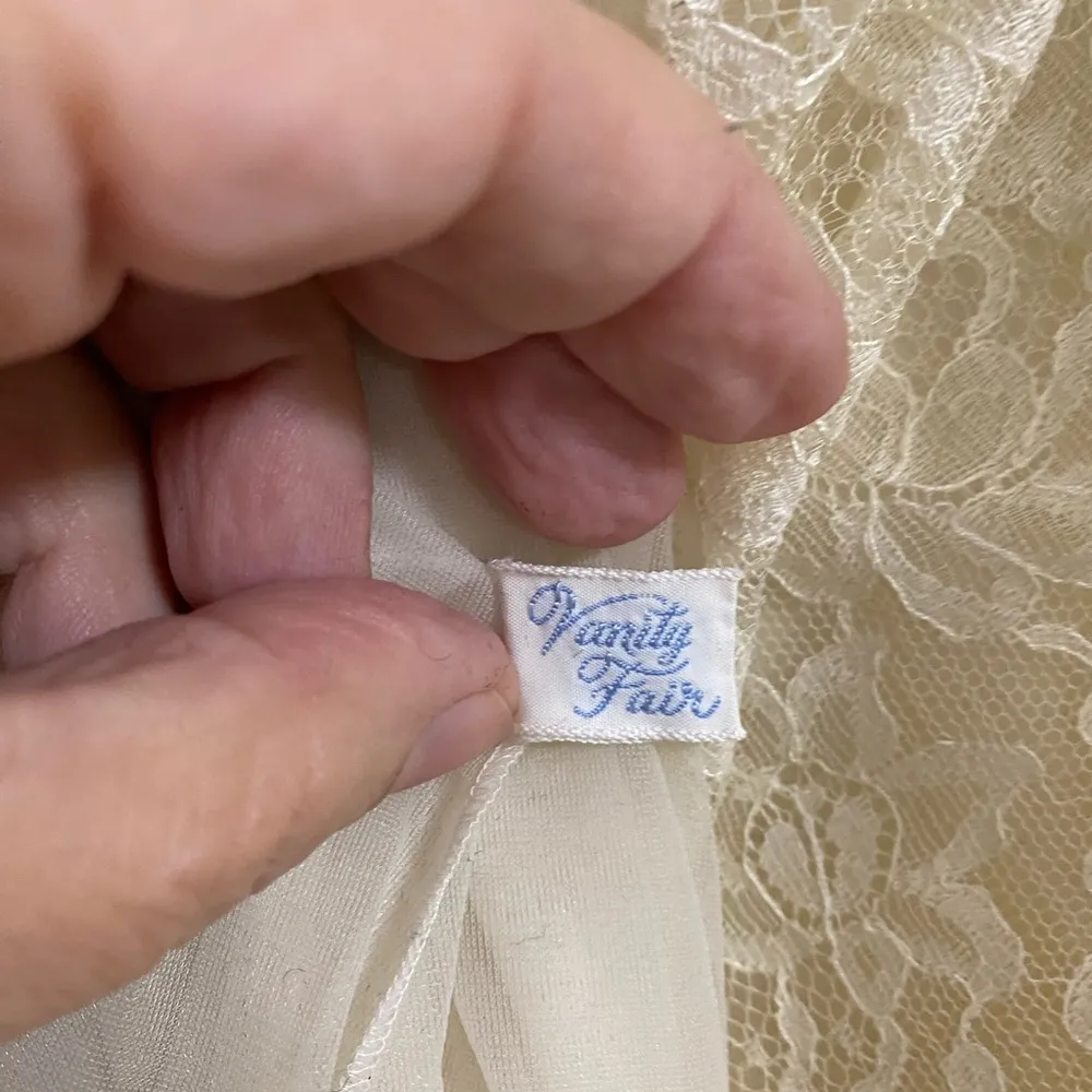 𝅺Vanity Fair negligee of cream nylon w/ lace neckline Short Sleeve Robe Vintage - Image 3