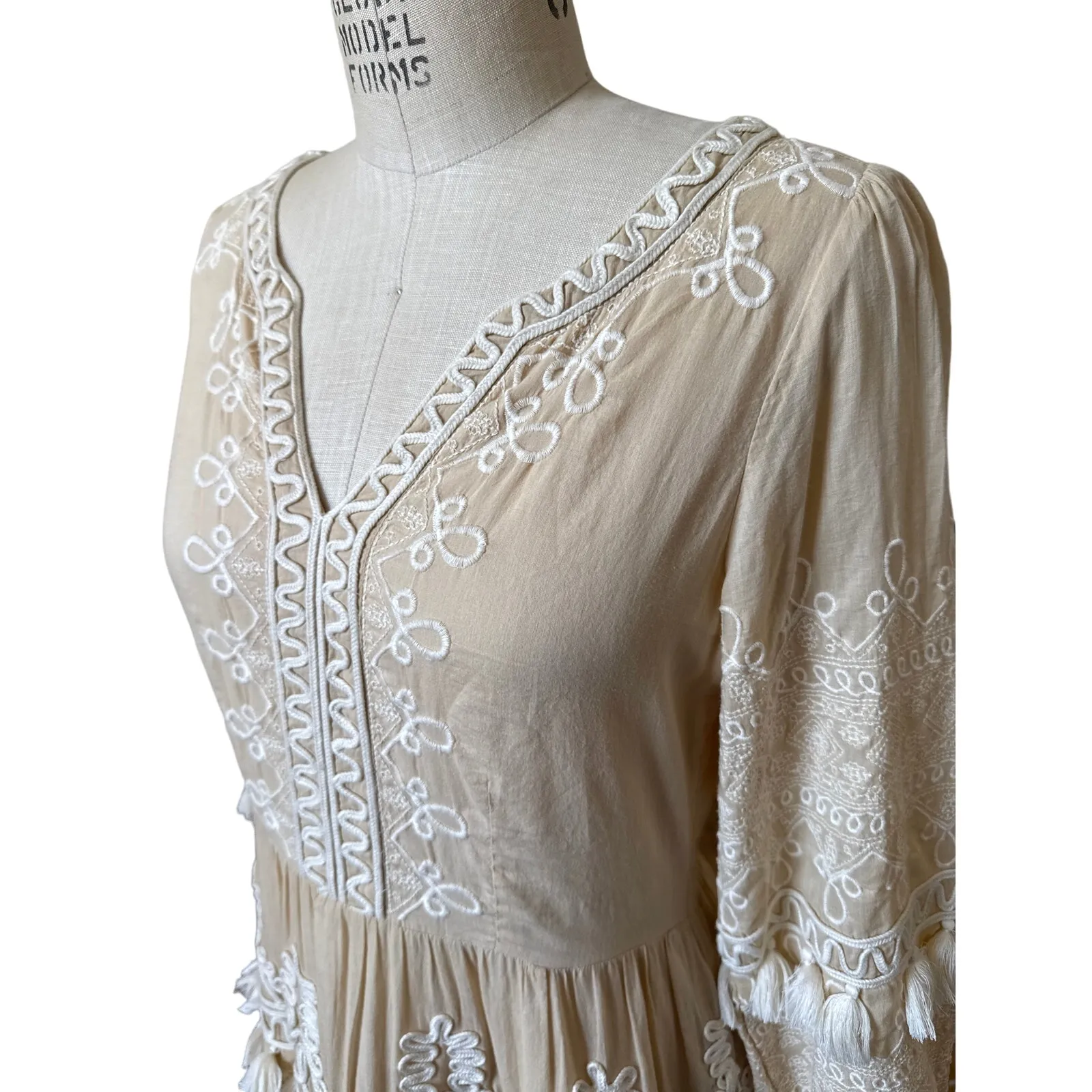 Roller Rabbit Indera Naema Embroidered Dress in Tan & White Size Small - Image 3