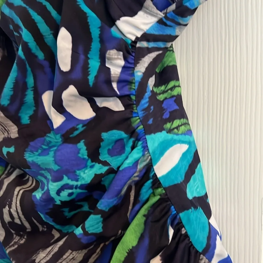 Gently used women’s swim top with underwire. - Image 2