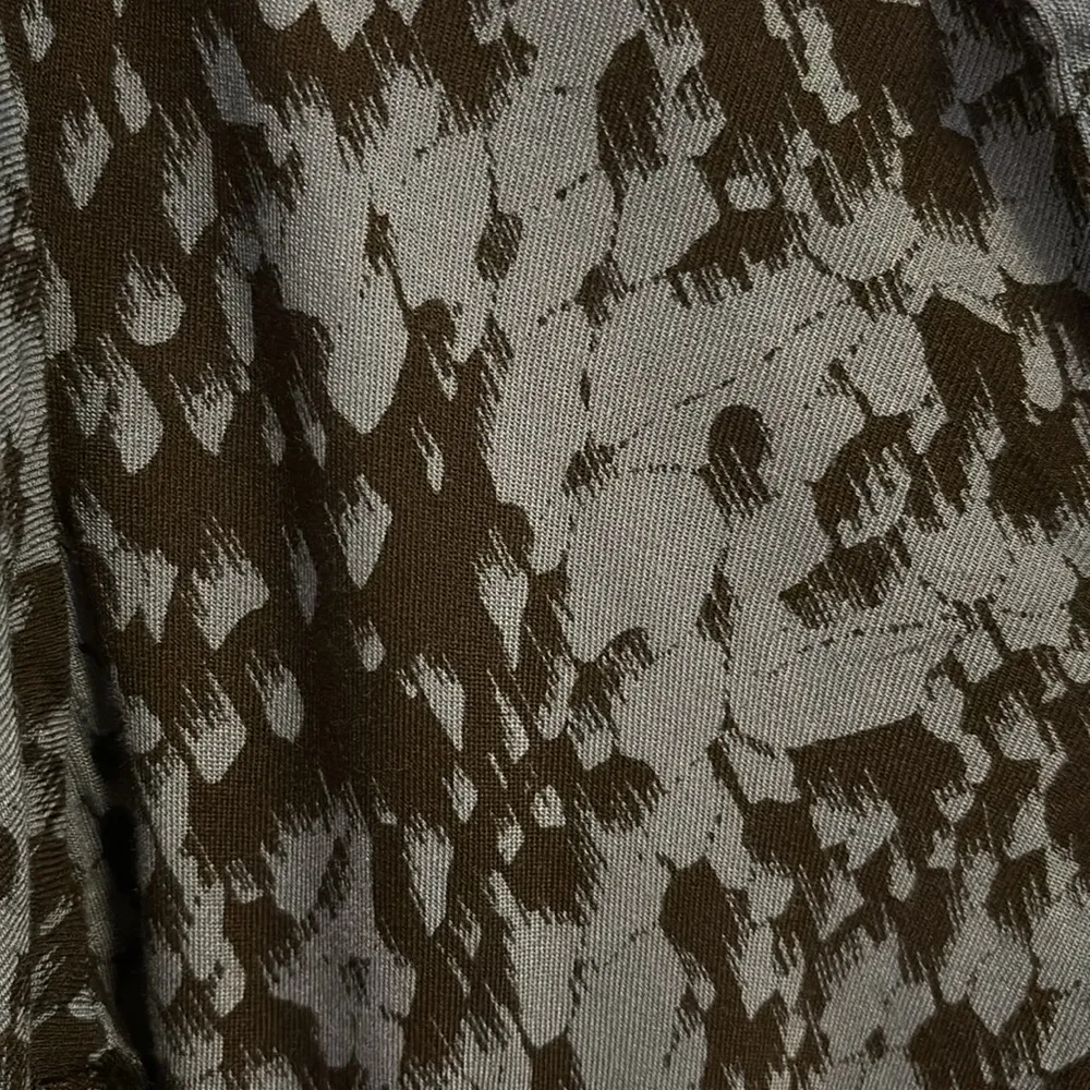 ROCK AND REPUBLIC.. BLUE AND BLACK DESIGN WRAP STYLE BLOUSE.. HI LOW HEM - Image 6