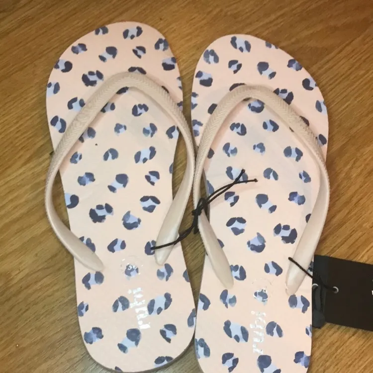 -- New Cotton On Cheetah print flip flops cream and purple 7 - Image 3