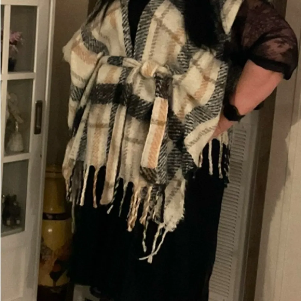 Liz Claiborne lightweight plaid poncho/shawl. Fits most. 35” length at longest - Image 5