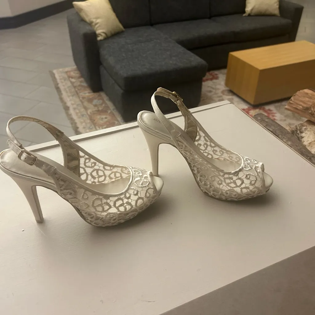 Heels Elegant White Peep-Toe Slingback Heels Audrey Brooke 8 1/2
Great shape - Image 8