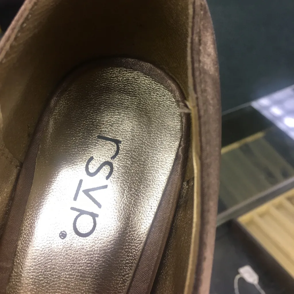 Size 10.5 gold heels 4.5 inch - Image 2