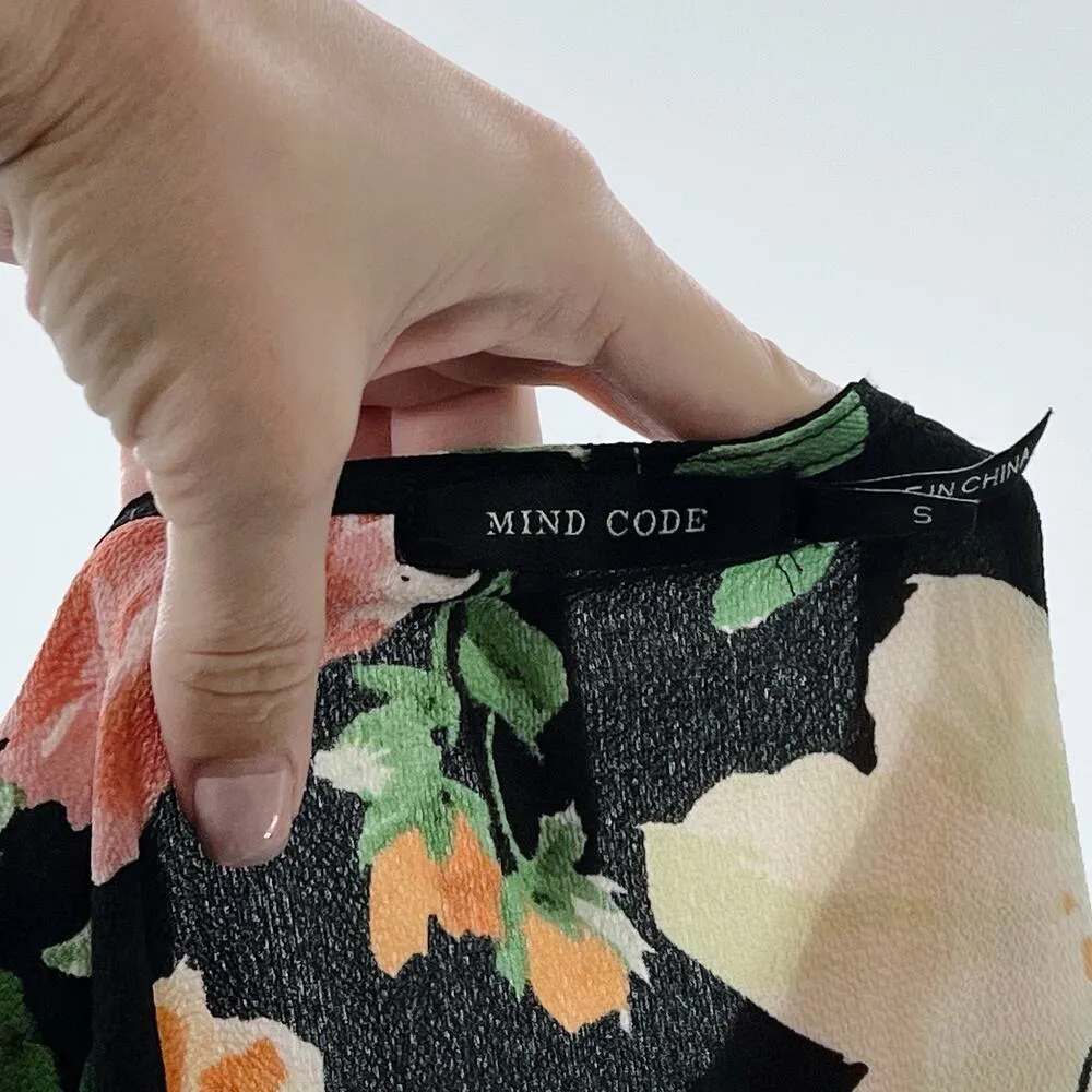 Mind Code Black Floral Wrap Short Sleeve Blouse Size Small - Image 4