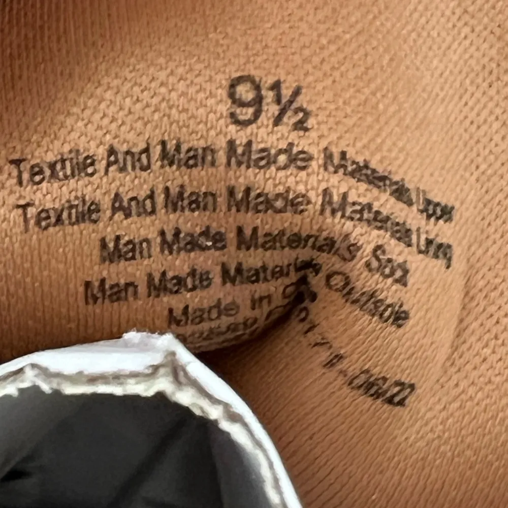 NWT - Universal Thread Glenda Hiking Boots - Size 9.5 - Image 9