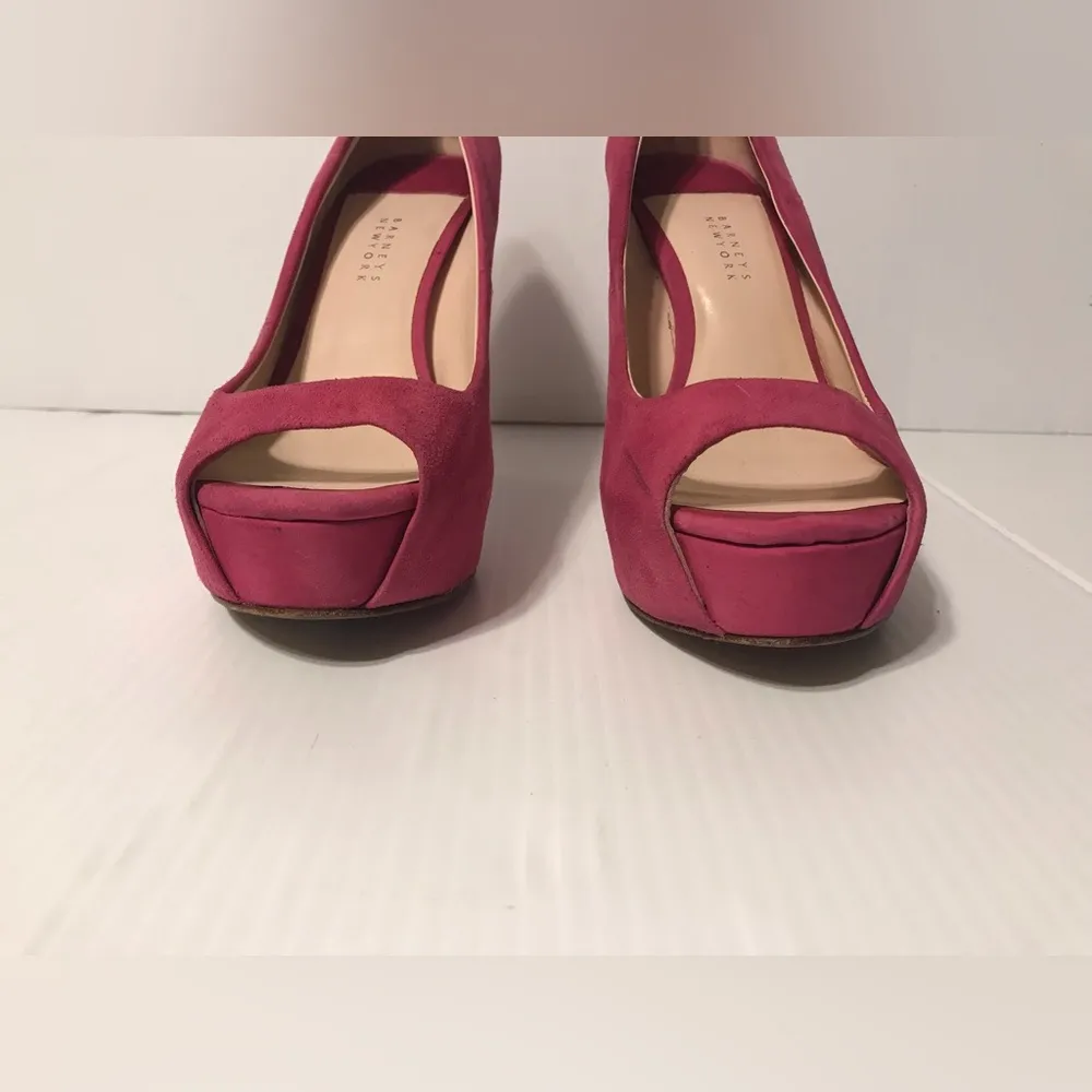 BARNEY’S NEW YORK magenta suede platform pump heels peep toe size 8 1/2 - Image 5
