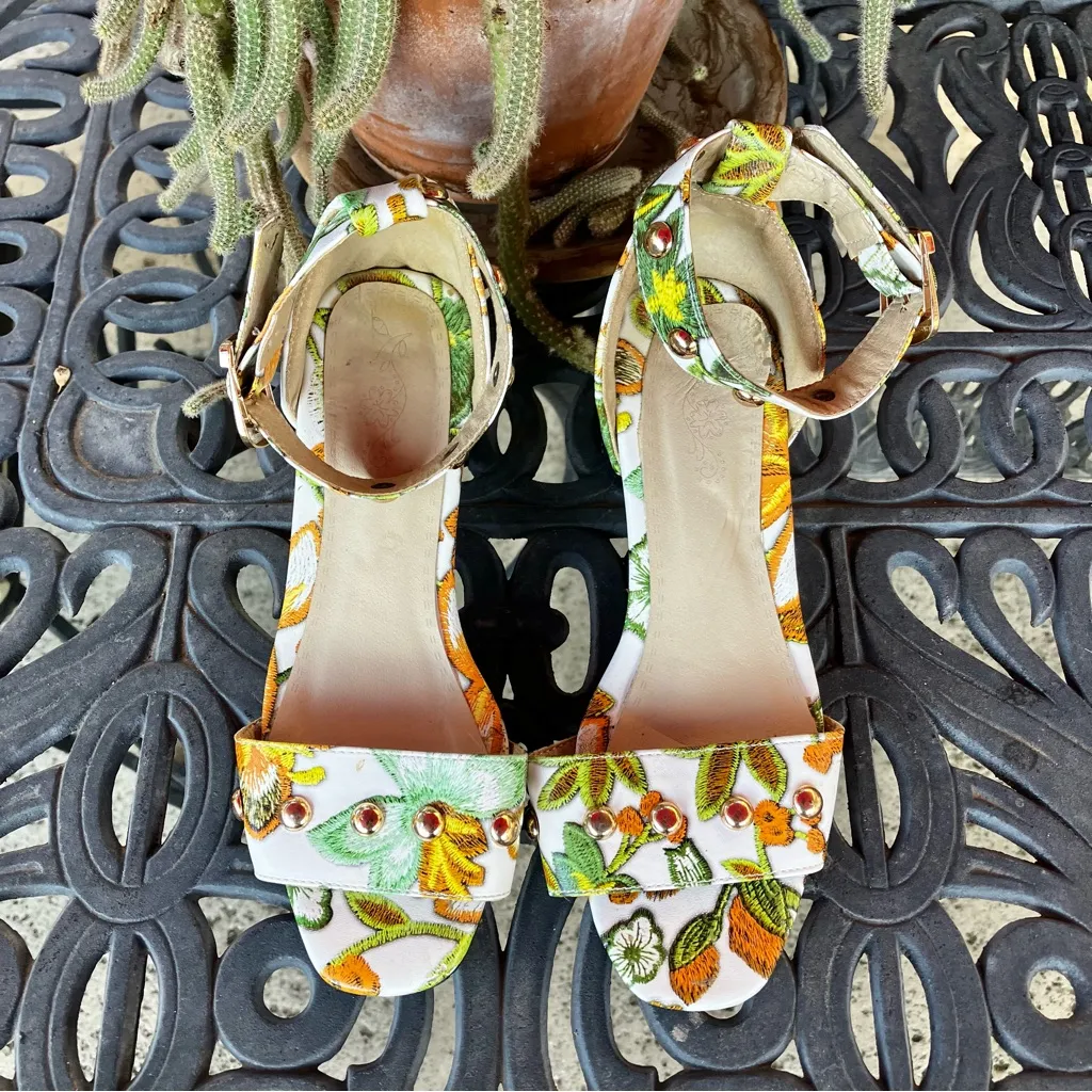 Floral studded short block heels Size 5 - Image 4