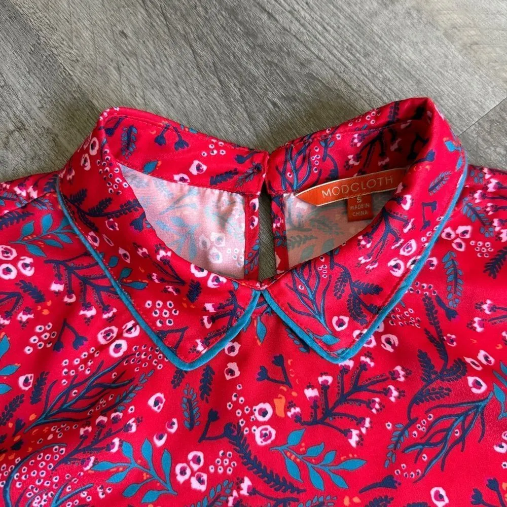 Modcloth Red Floral Collar Top Short Sleeve Small Keyhole Closure - Image 5