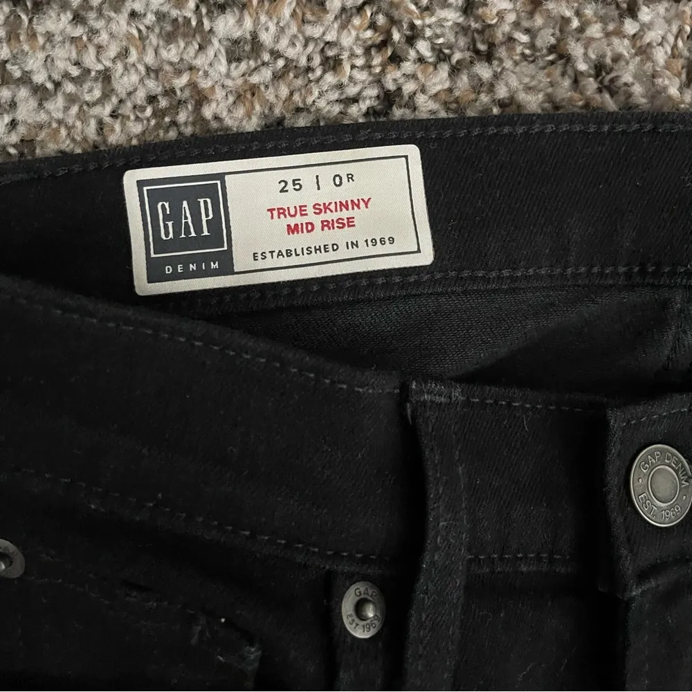 Gap true skinny mid rise black jeans - Image 8