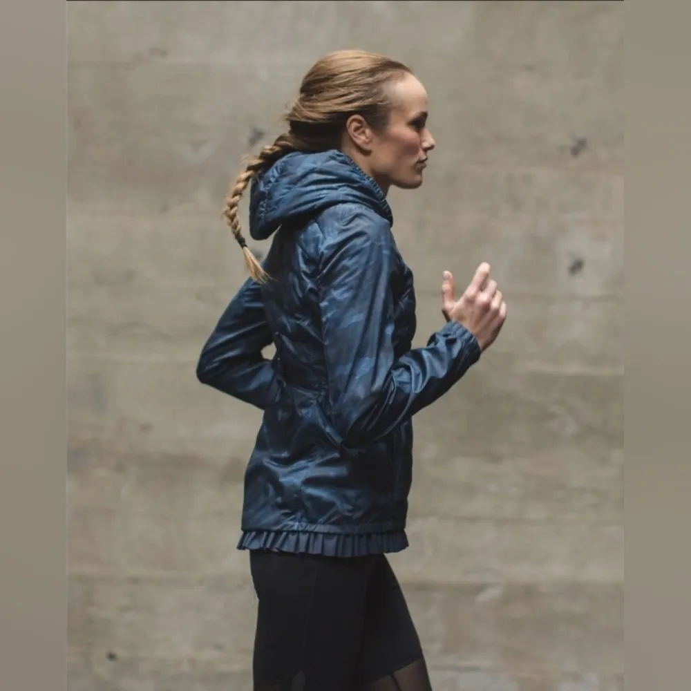 Lululemon Spring Fling Puffy Windbreaker Size 4 - Image 5