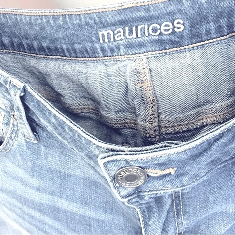 Maurices Bermuda Mid Rise Light Wash Stretch Denim Blue Jean Shorts Womens 4 - Image 5