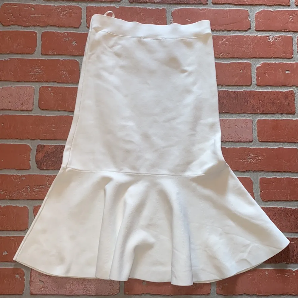 BCBG Maxazria white ribbed “Sanya” flounce trumpet skirt - Image 4