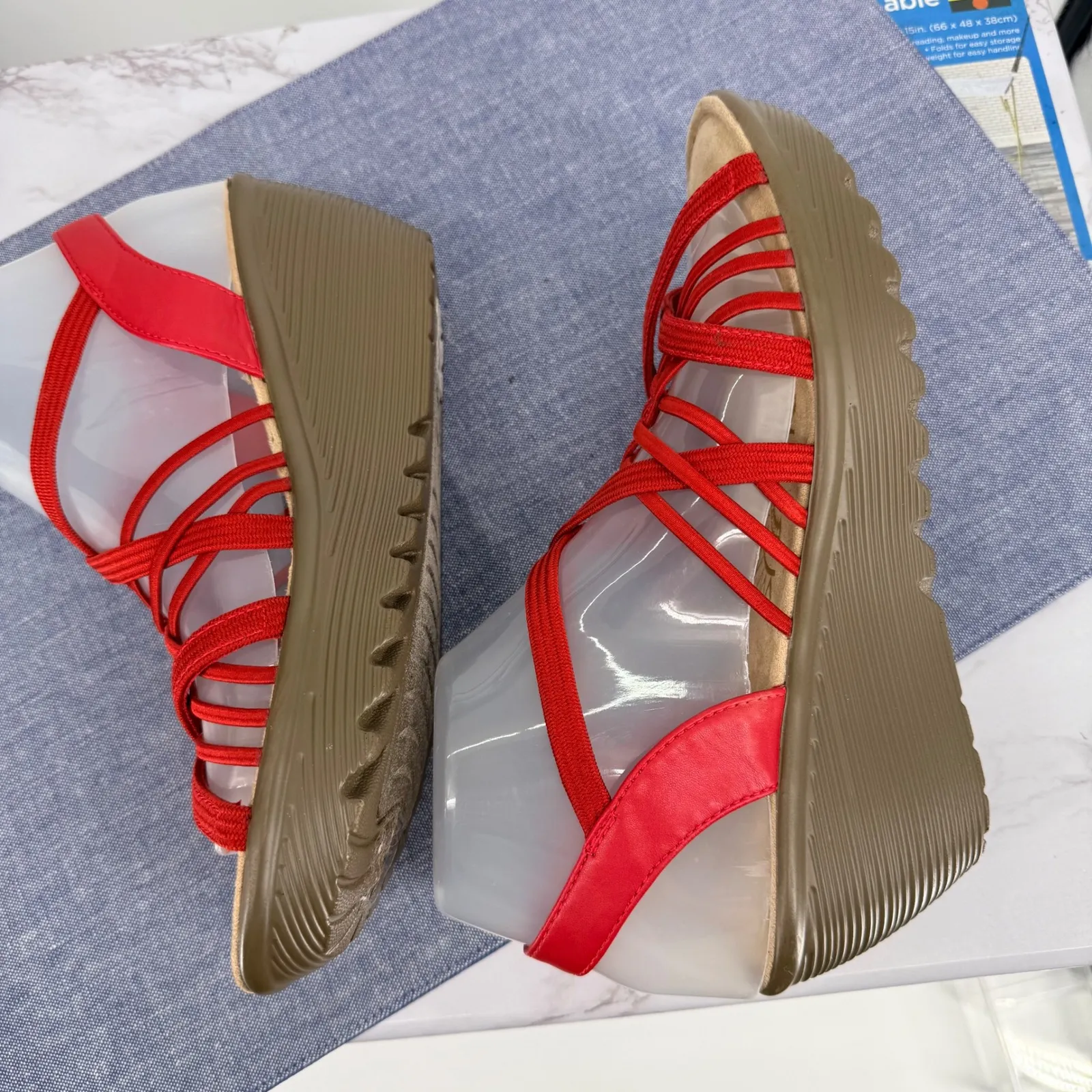 Skechers Parallel Crossed Wires Women
7.5 Red Wedge Sandals Memory Foam Strappy - Image 7