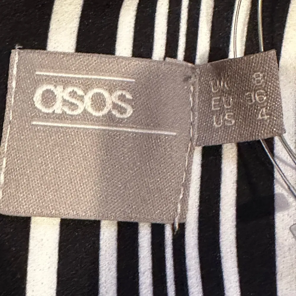 ASOS  NWT Awing Stripe Design  Stripe,Black & White, wrap front slit-dress Sz 4 - Image 10