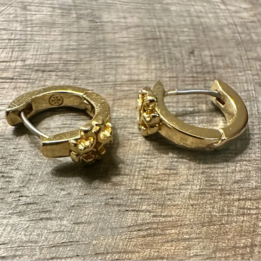 New Auth TORY BURCH ICON HUGGIE EARRINGS in Gold on TB Earring Card - Image 7